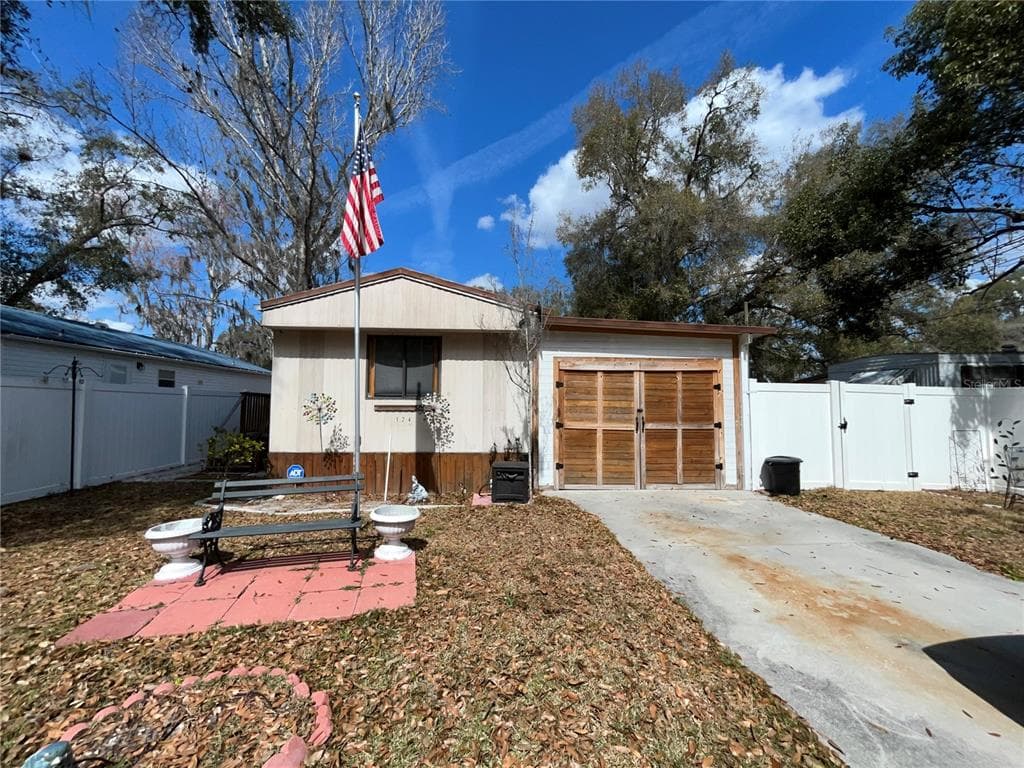 124 W PARKER AVENUE, BUSHNELL, FL 33513