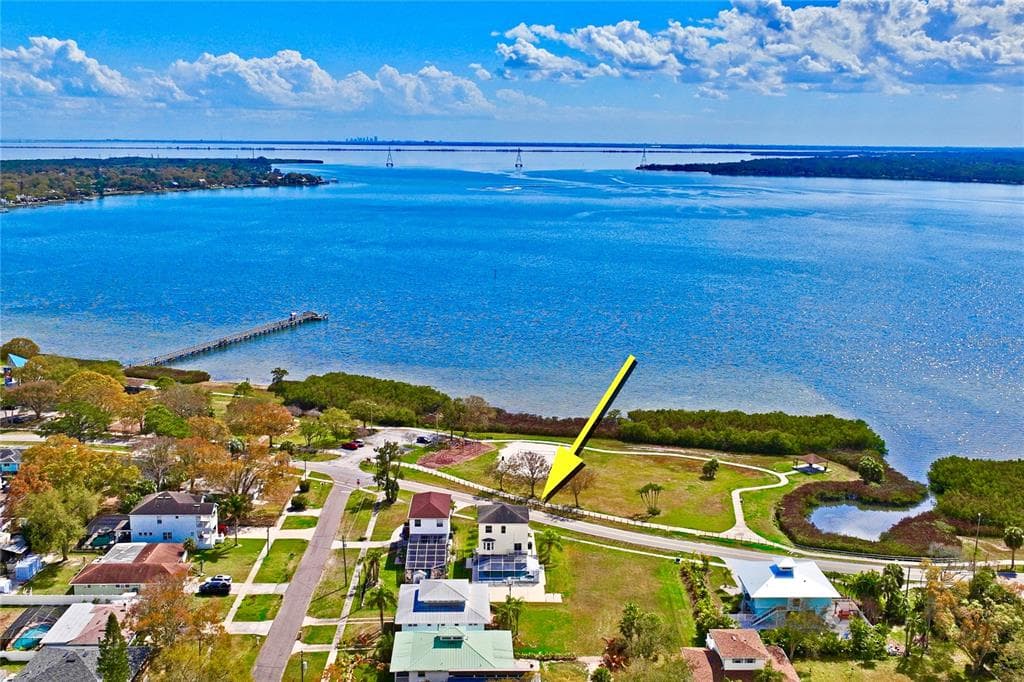 402 SHORE DRIVE W, OLDSMAR, FL 34677