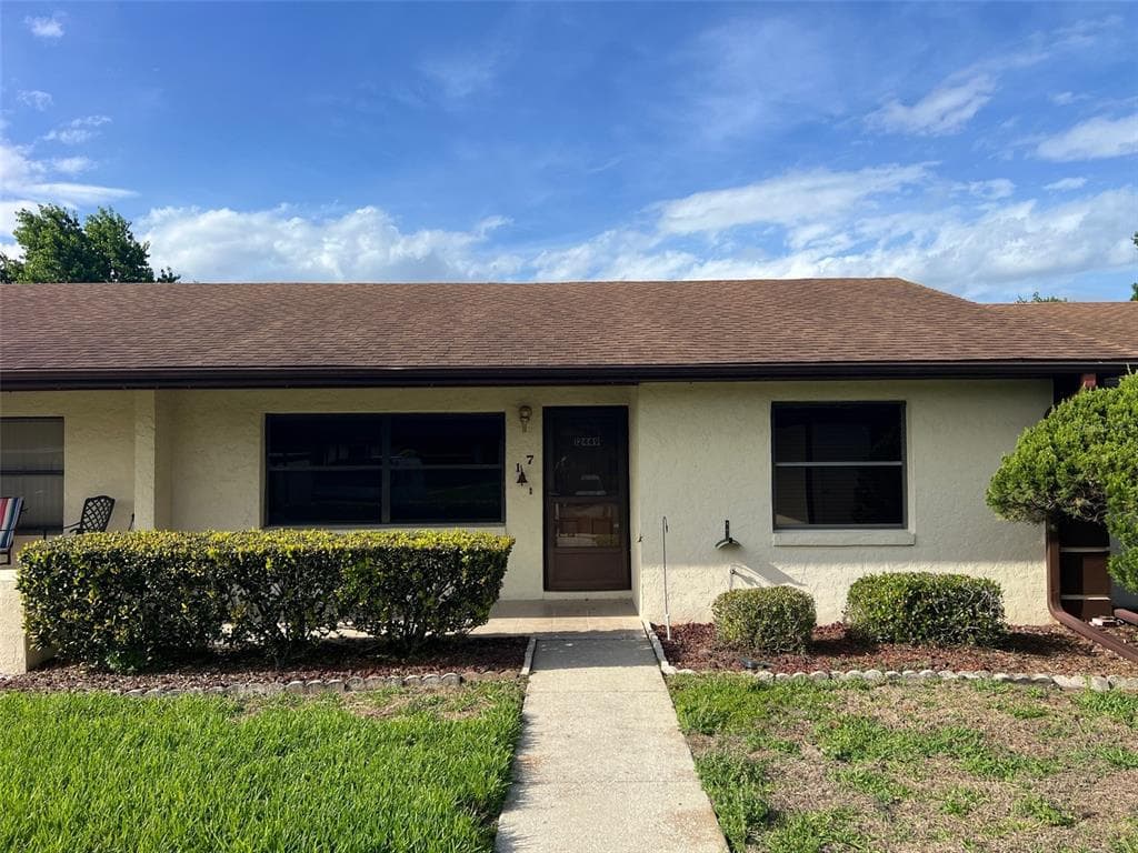 12449 ORANGEWOOD CIRCLE # 17, TAVARES, FL 32778