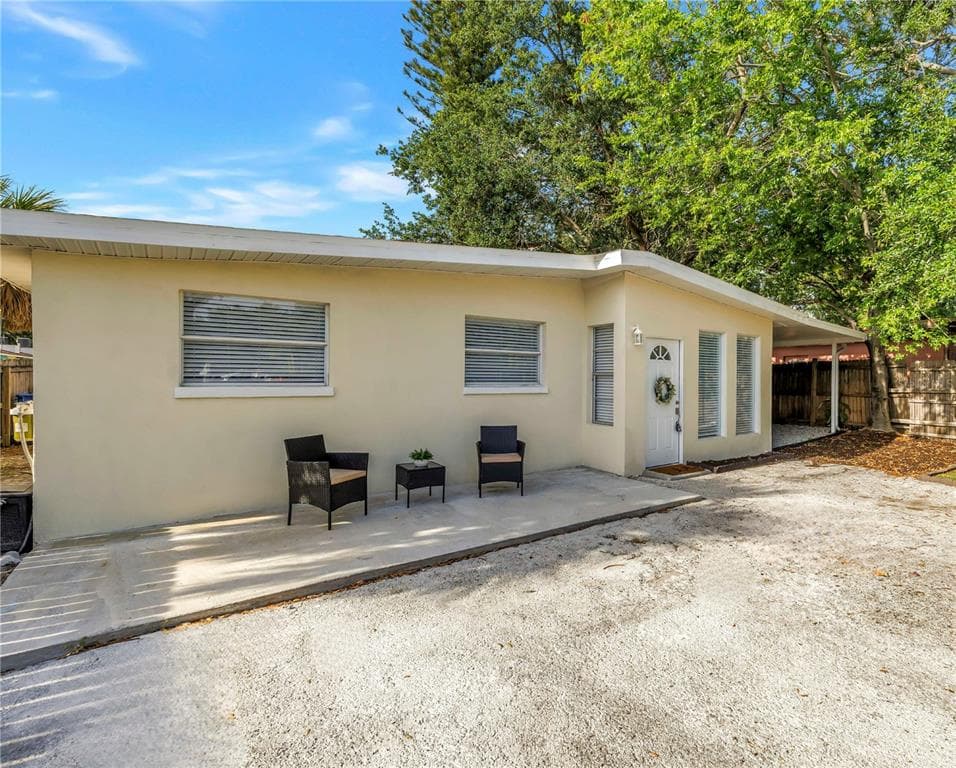 110 NE MONROE CIRCLE N, ST PETERSBURG, FL 33702