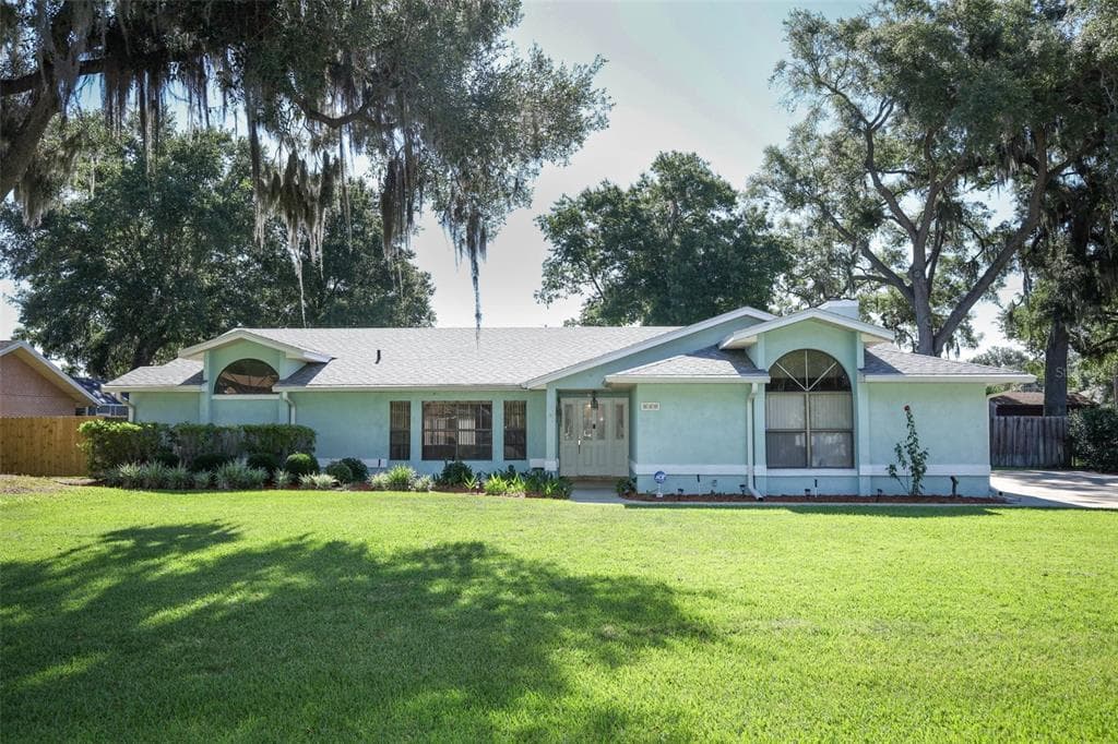610 YORKTOWN DRIVE, LEESBURG, FL 34748