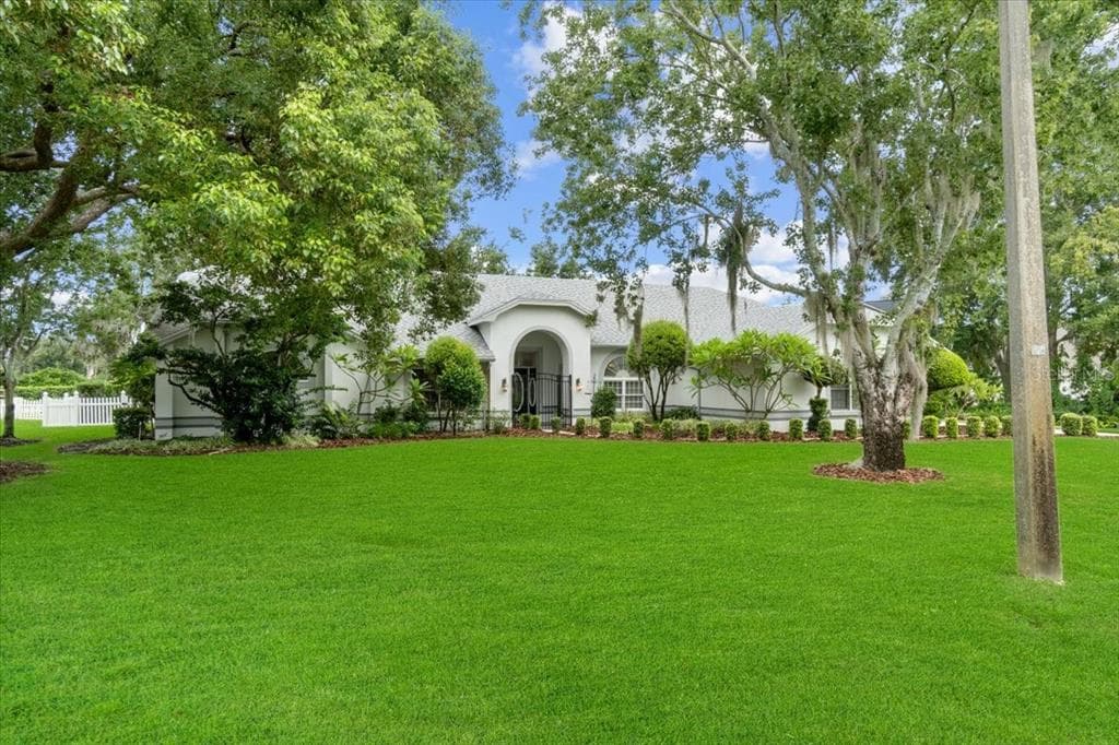 725 HERITAGE DRIVE NE, WINTER HAVEN, FL 33881