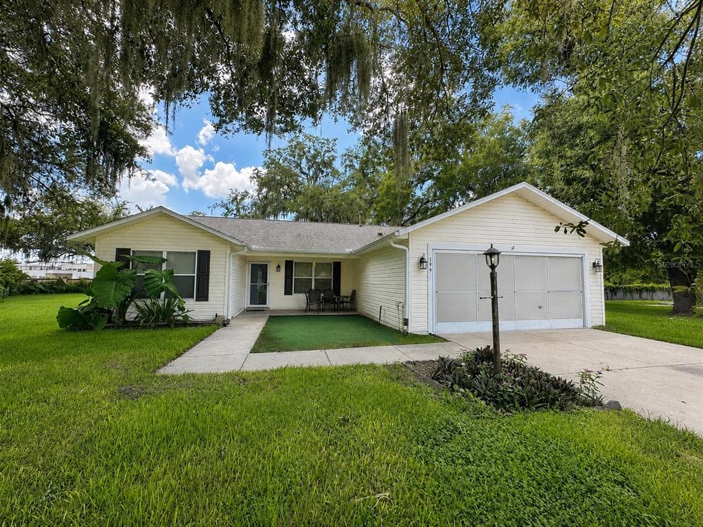 104 CHERRY BLOSSOM LANE, LADY LAKE, FL 32159