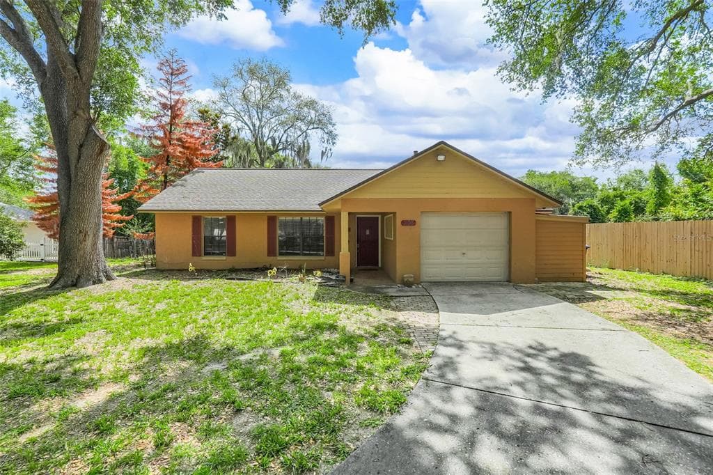 207 HOWARD COURT, MASCOTTE, FL 34753