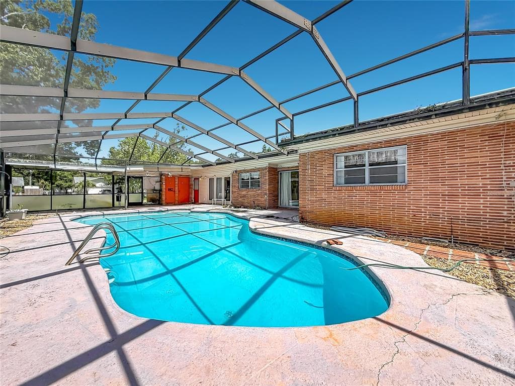 605 COURTNEY DRIVE, TAMPA, FL 33617
