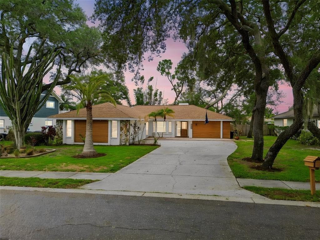 1425 POINSETTIA AVENUE, TARPON SPRINGS, FL 34689