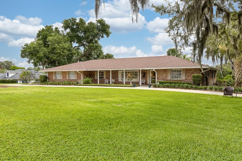 900 N CITRUS AVENUE, HOWEY IN THE HILLS, FL 34737