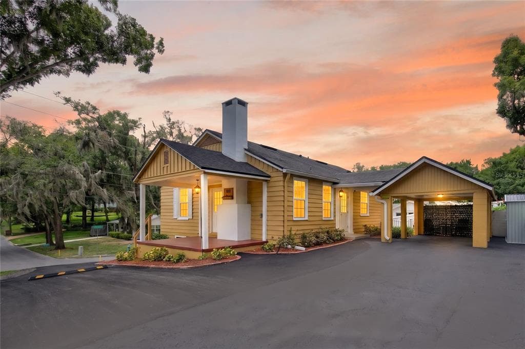 102 N CLAYTON STREET, MOUNT DORA, FL 32757