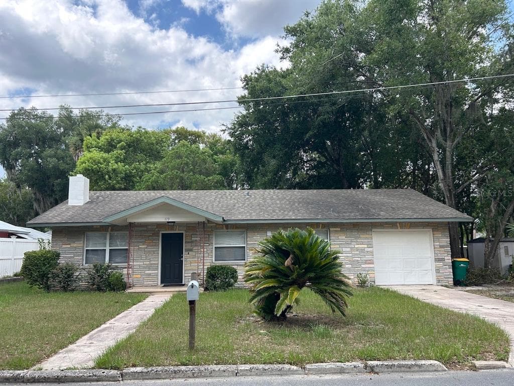 119 W 10TH AVENUE, MOUNT DORA, FL 32757
