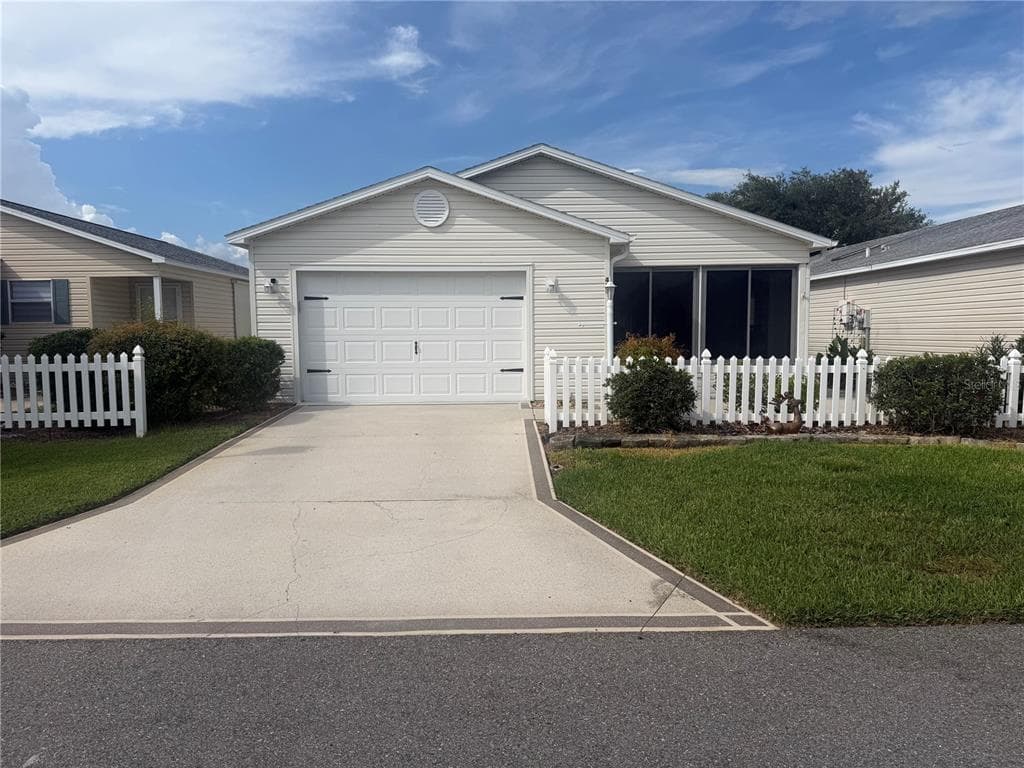 484 HILDALGO DRIVE, LADY LAKE, FL 32159