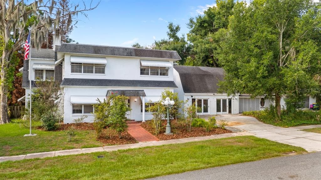 127 E LAUREL AVENUE, HOWEY IN THE HILLS, FL 34737