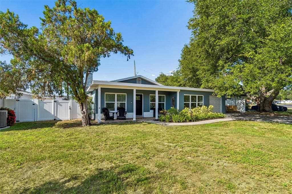 10748 VILLAGE GREEN AVE, SEMINOLE, FL 33772