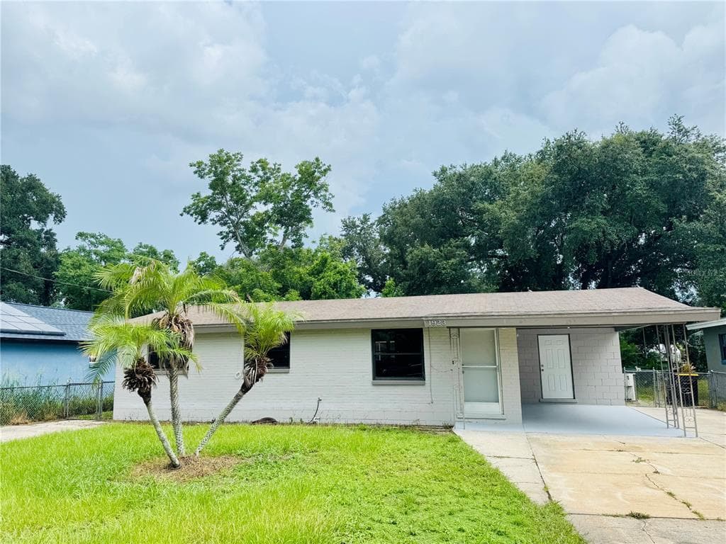 1923 FRUITLAND PARK CIRCLE, EAGLE LAKE, FL 33839