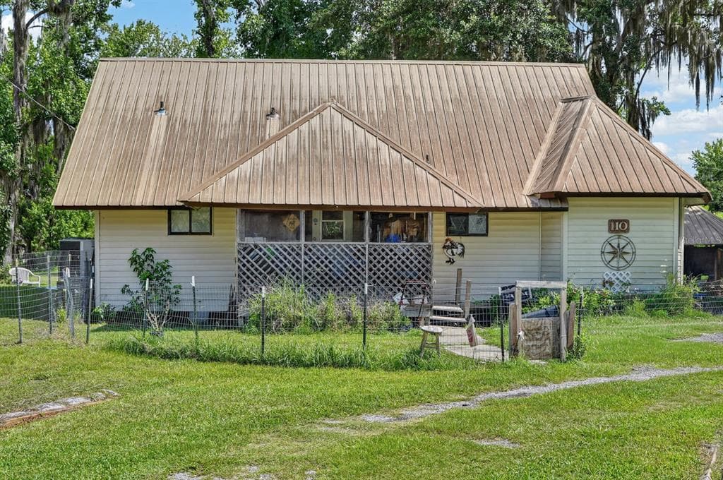 110 W PALM AVENUE, CRESCENT CITY, FL 32112