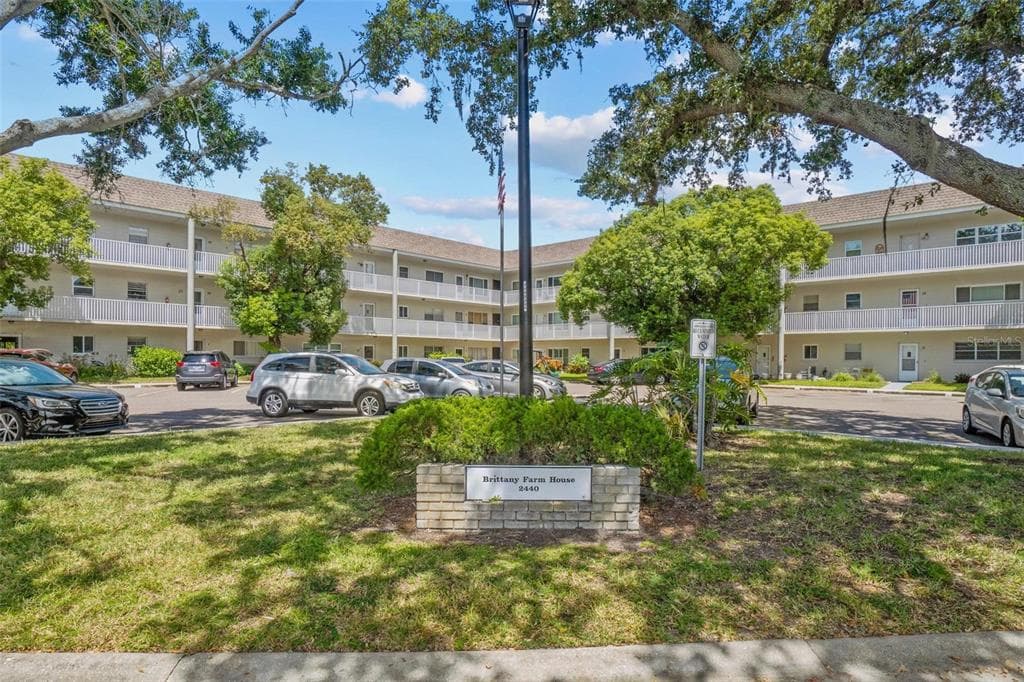 2440 WORLD PARKWAY BOULEVARD # 52, CLEARWATER, FL 33763