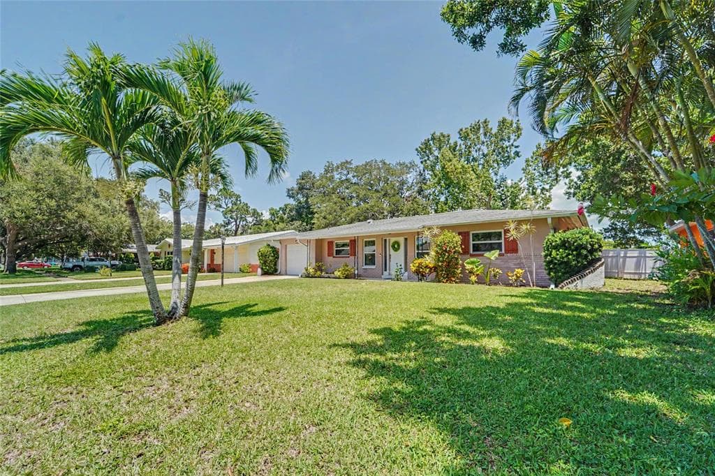 8879 LAKEWOOD DRIVE, SEMINOLE, FL 33772