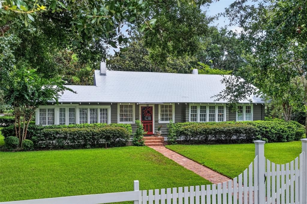 1046 N MCDONALD STREET, MOUNT DORA, FL 32757