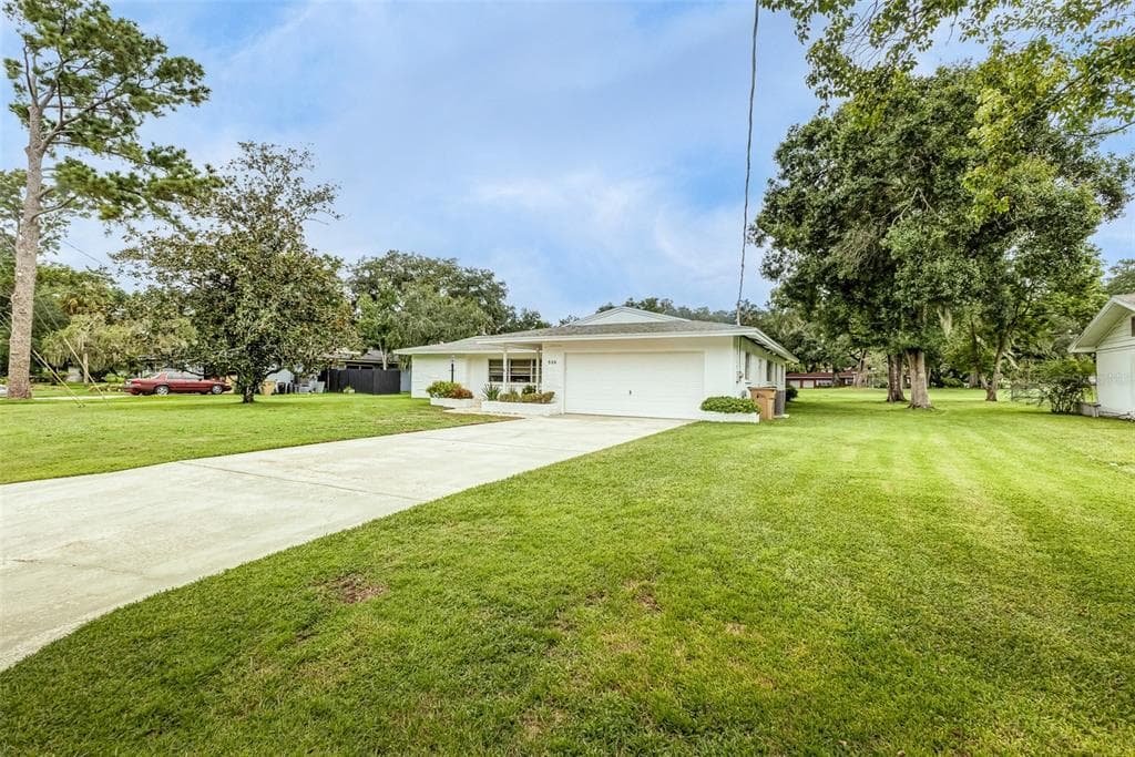 936 N RIVERHILLS DRIVE, TAMPA, FL 33617