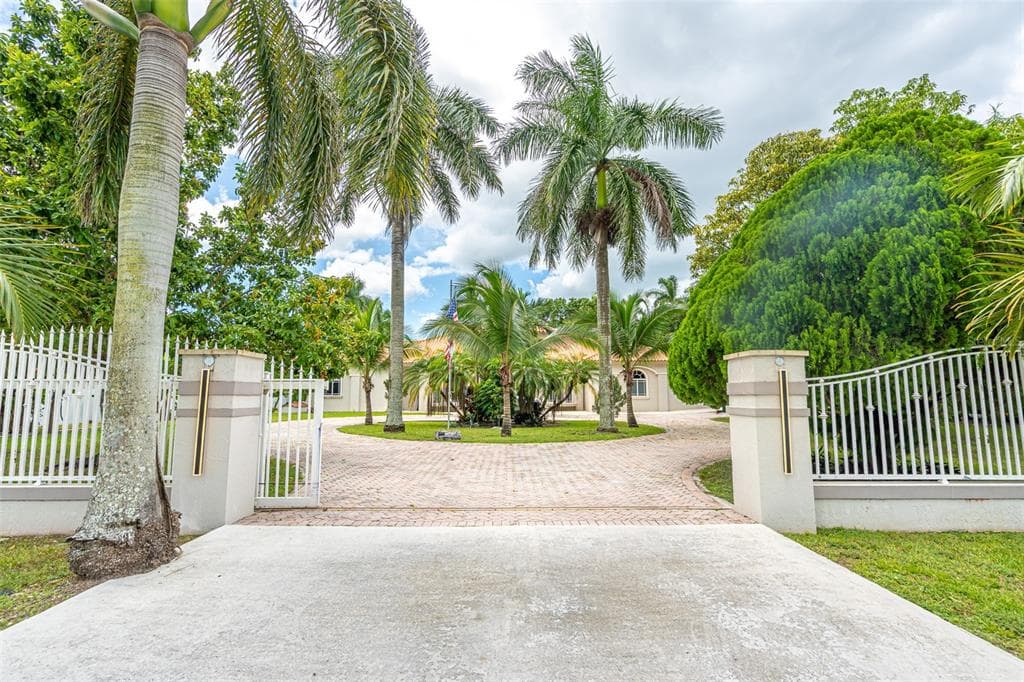 18390 SW 200TH STREET, MIAMI, FL 33187