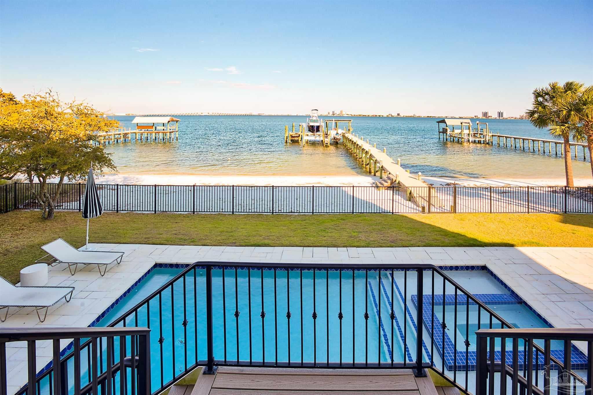 525 Deer Point Dr, Gulf Breeze, FL 32561
