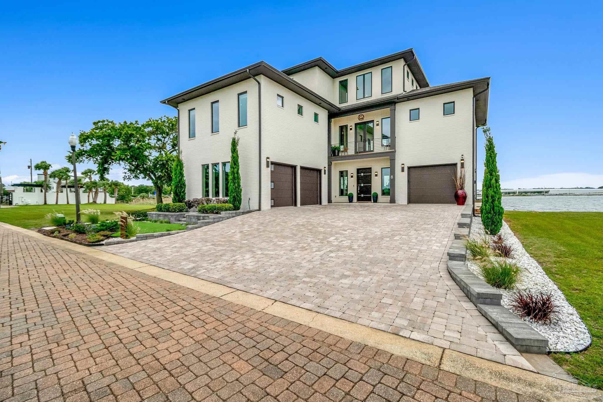 8 Wharf Ave, Pensacola, FL 32502