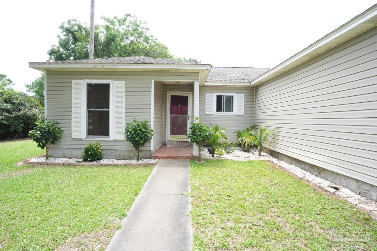 2005 Commodore Dr, Navarre, FL 32566