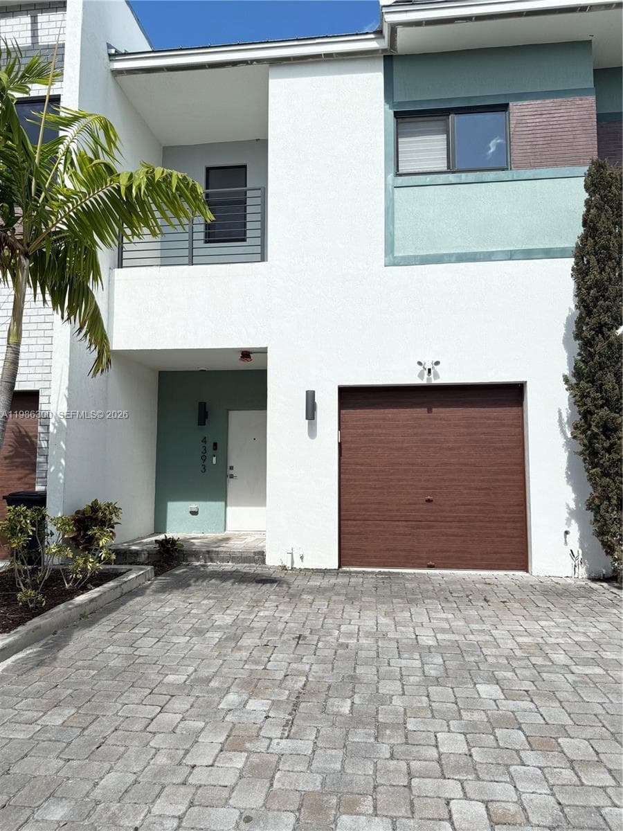 4393 NW 9th St, Plantation, FL 33317
