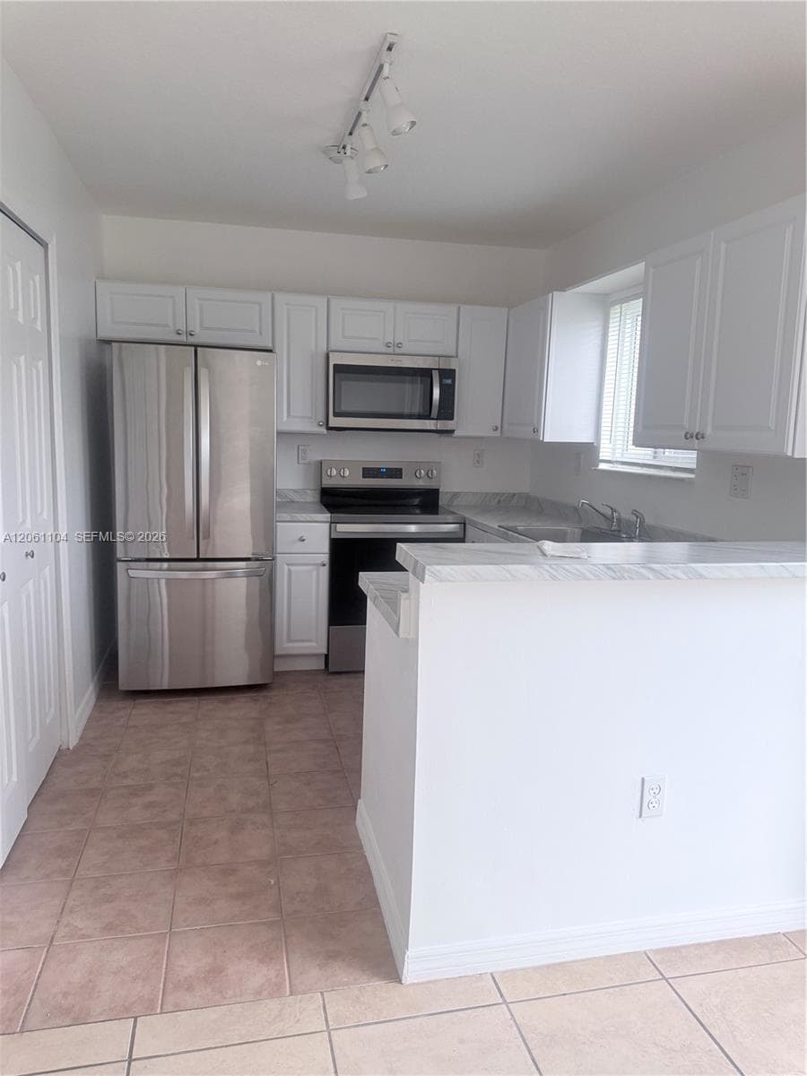 995 NE 34th Ave # 101, Homestead, FL 33033