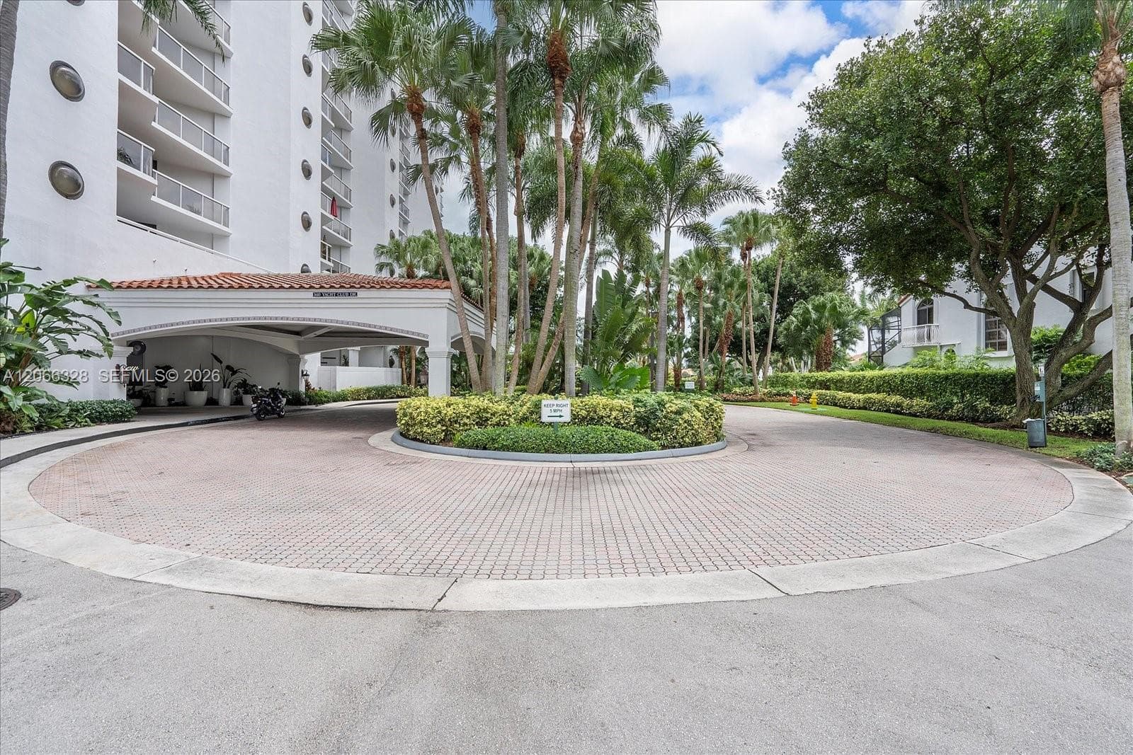 3610 Yacht Club Dr # 1114, Aventura, FL 33180