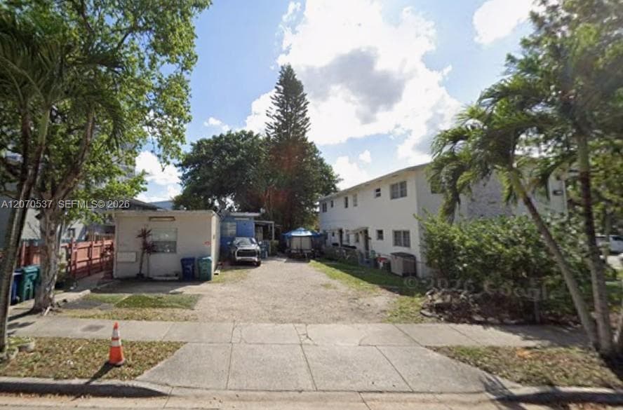 10790 SW 6th St, Sweetwater, FL 33174
