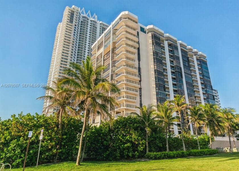 6423 Collins Ave # 1702, Miami Beach, FL 33141