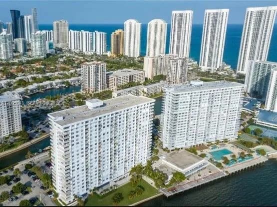 300 Bayview Dr # 915, Sunny Isles Beach, FL 33160