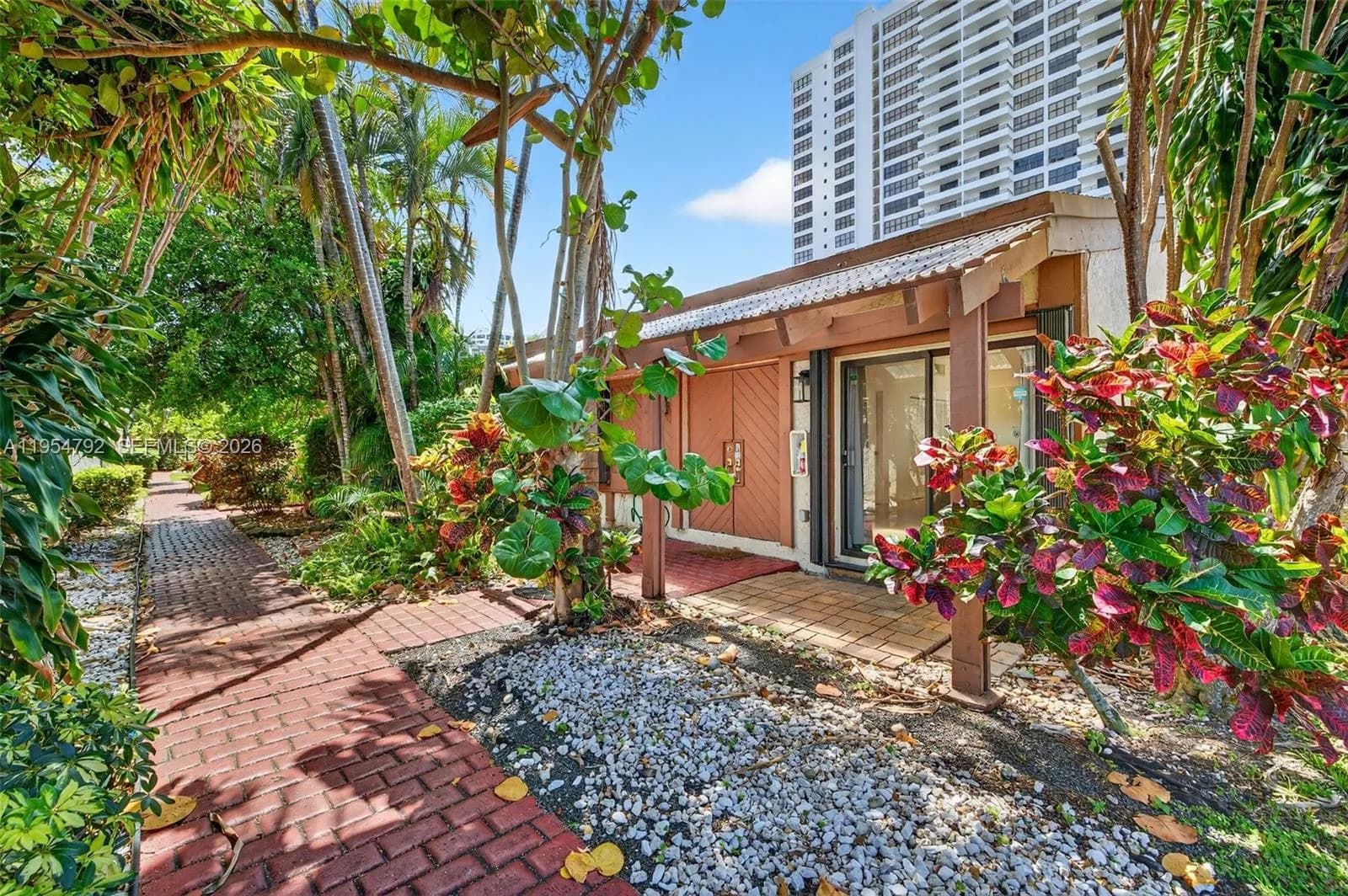 2619 S Parkview Dr, Hallandale Beach, FL 33009