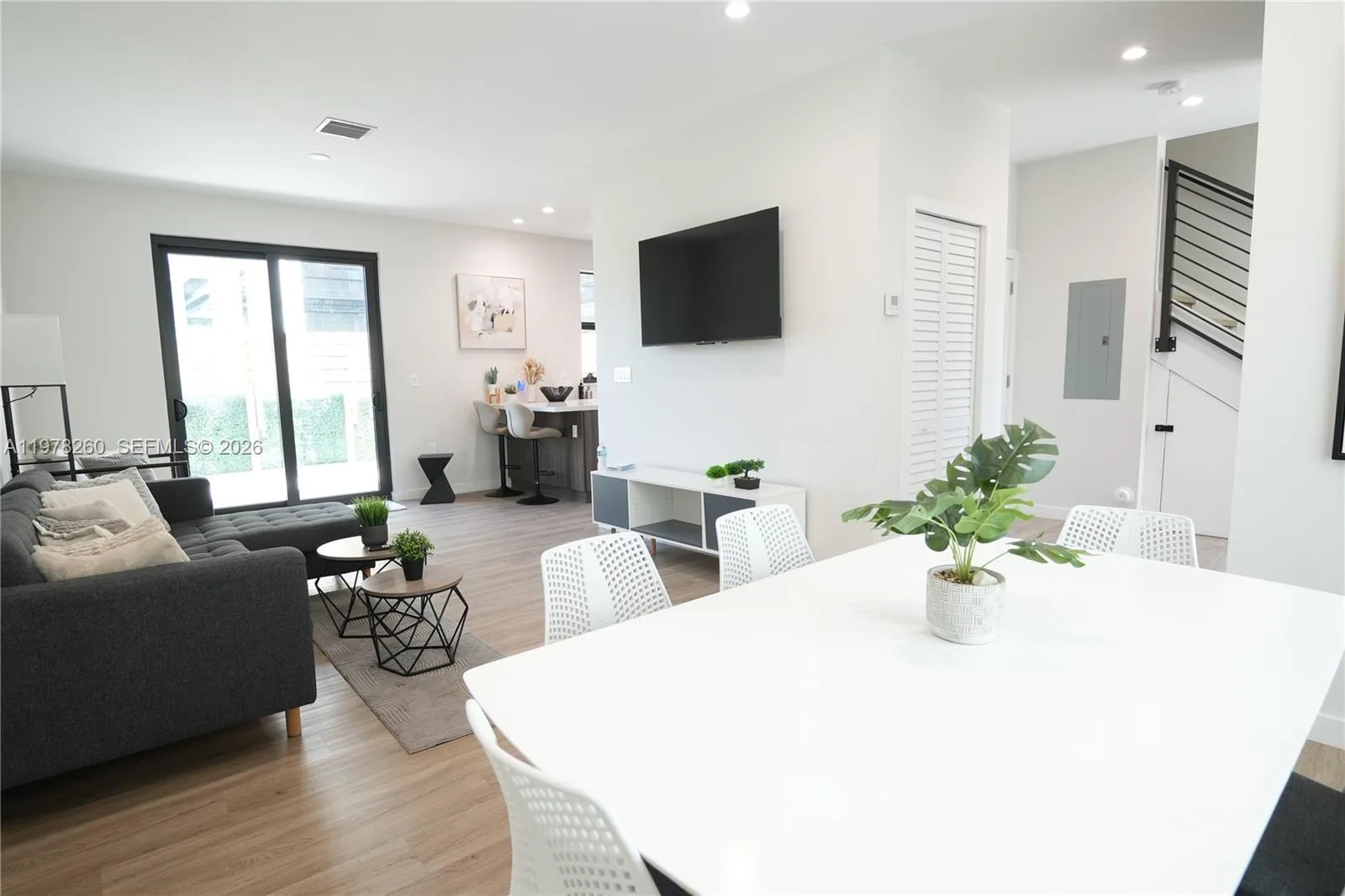 211 SE 4th St # 3, Hallandale Beach, FL 33009