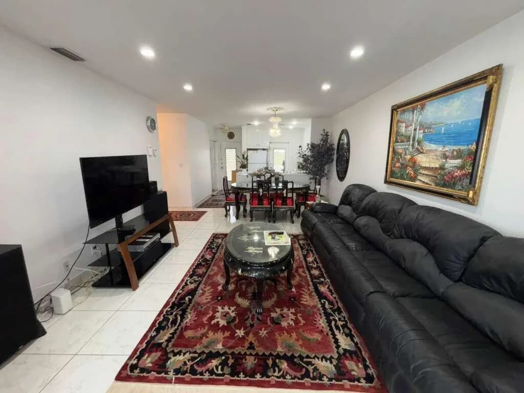4706 NW 36th Street # 605, Lauderdale Lakes, FL 33319