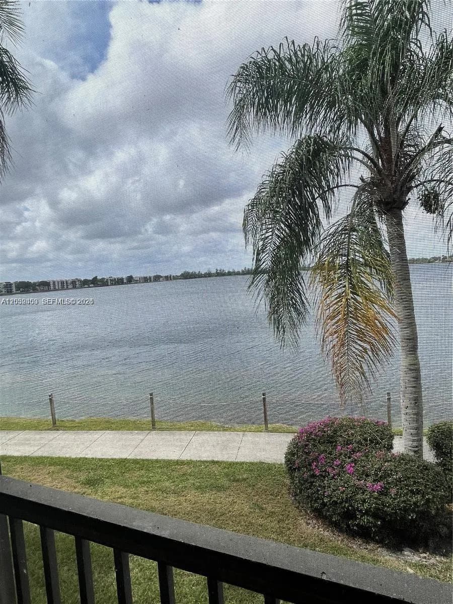 110 Lake Emerald # 203, Oakland Park, FL 33309