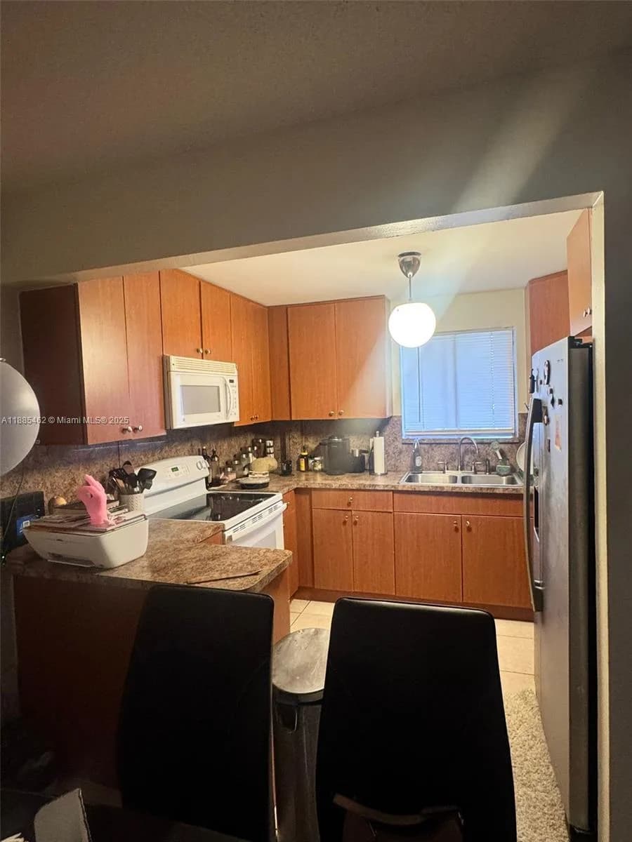 6900 SW 39th St # 106J, Davie, FL 33314