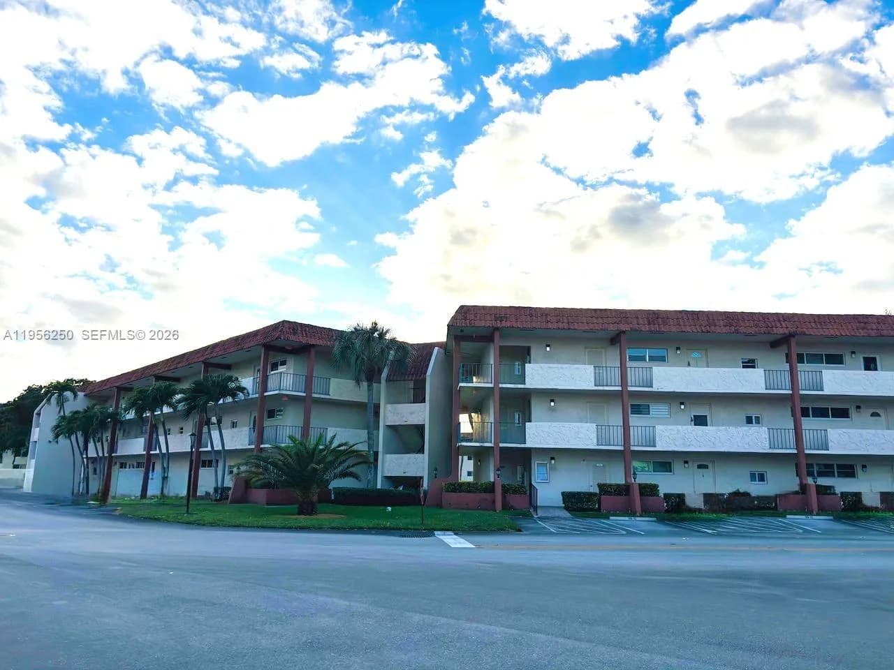 411 S Hollybrook Dr # 305, Pembroke Pines, FL 33025